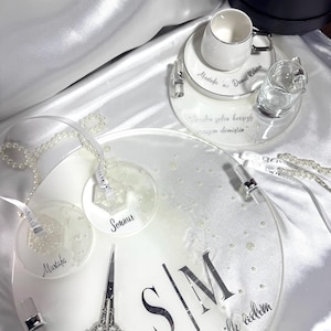 May include: A white, round serving tray with a clear acrylic top, featuring a coffee cup, small glass, and decorative elements. The tray has the initials "S|M" and the text "Sonsuzluğa ilk adım". Includes a pair of scissors and two name tags.