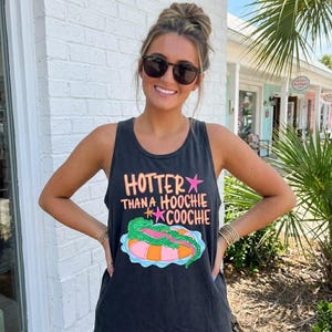 Más caliente que una hoochie coochie DTF Transferencia, Verano de moda, Más caliente que, Más tarde, Caimán, Verano de moda DTF, Verano, Transferencia de calor imagen 2