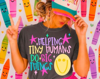 Aiutare i piccoli umani a fare grandi cose - Trasferimenti DTF per insegnanti, Insegnante alla moda, Pronto per la stampa, Trasferimenti DTF scolastici, Bestseller, Insegnamento, Carriera