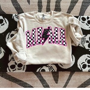 Mama, rose néon éclaircissant transfert DTF, maternité, maman, coquette, avant-gardiste, éclaircissant, damier, avant-gardiste