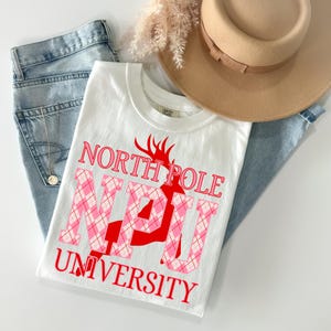 Transfert DTF écossais rose de l'université du pôle Nord, DTF de Noël, paillettes, joyeux, joyeux, prêt à presser, transfert à chaud