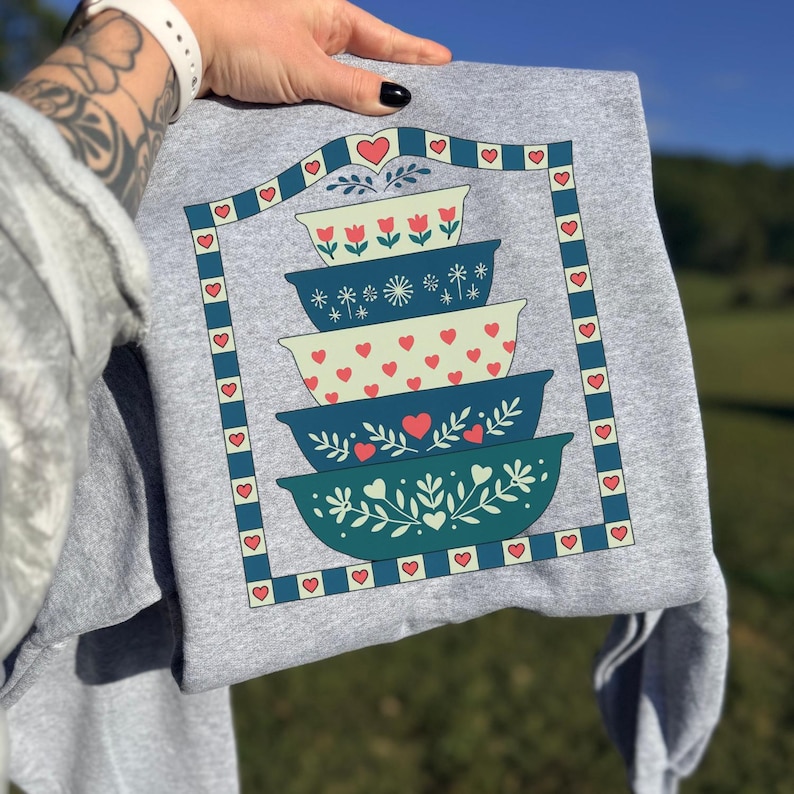 Transferência DTF com estampa floral de tigelas empilhadas do armário da vovó, estilo retrô moderno, para cozinha, pronta para estampar, DTF, aleatória imagem 1