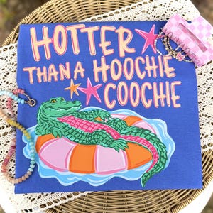 Más caliente que una hoochie coochie DTF Transferencia, Verano de moda, Más caliente que, Más tarde, Caimán, Verano de moda DTF, Verano, Transferencia de calor imagen 1