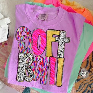 Trasferimento DTF di softball Neon Brushstroke, baseball di tendenza, sport femminili, giovani, pronto per la stampa, di tendenza immagine 1