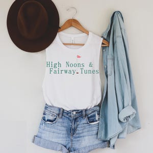 High Noons & Fairway Tunes ゴルフ DTF 転送、ゴルフ、フェアウェイ、妻、ゴルファー、チェック柄、レトロ、トレンディ、プレス準備完了、DTF、転送