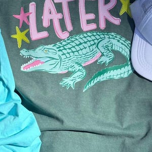 Trasferimento DTF estivo Gator successivo, Estate alla moda, Più caldo di, Più tardi, Gator, DTF estivo alla moda, Estate, Trasferimento di calore immagine 1