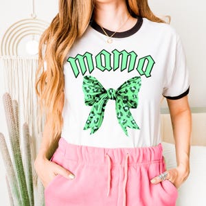 Transfert DTF Mama Coquette léopard sarcelle, maman, mère, transfert de chaleur, prêt à presser, rétro, preppy, noeud, damier, néon