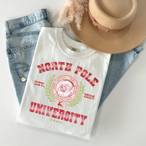 North Pole University Transfert DTF, DTF, Prêt à presser, Transfert à chaud, Noël, Jolly, Joyeux