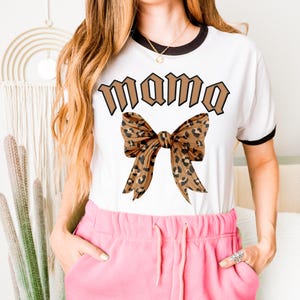Transfert DTF maman marron léopard, maman, mère, transfert de chaleur, prêt à presser, rétro, preppy, noeud, damier, néon