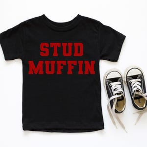 Naklejka termotransferowa Stud Muffin Red DTF, Walentynki, Dzień Zakochanych, Popularna, Modna, Termotransfer, Gotowa do Prasowania zdjęcie 1