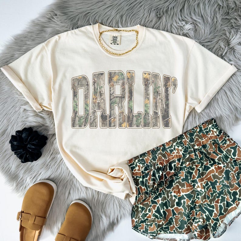 Transferencia DTF Darlin' de camuflaje claro, camuflaje de moda, Darlin, estilo western, lista para imprimir, DTF, transferencia de calor imagen 1