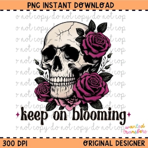 K&ouml;nnte beinhalten: Ein schwarz-wei&szlig;er Sch&auml;del mit rosa Rosen und gr&uuml;nen Bl&auml;ttern. Der Text "keep on blooming" befindet sich unter dem Sch&auml;del.
