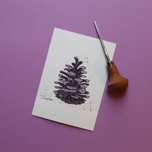 Cartolina con linoleografia a forma di pigna | Biglietto d'auguri autunnale e invernale | Regalo di Natale | Stampa a blocchi