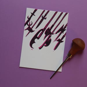 Cartolina Linoleografia Alabarda Rosa | Storico Medievale | Stampa a blocchi