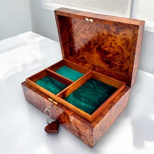 Holzschmuckschatulle mit Samt Interior 12 "x 8", Custom Schmuckschatulle. Grüner Samt, Vintage-inspirierte Schmuckschatulle, Schmuckschatulle mit Samtfutter