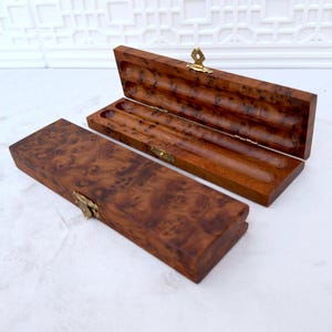 Astuccio portapenne in legno di thuya fatto a mano – Scatola in legno con serratura per penne e matite, idea regalo incisa – Astuccio portapenne in legno decorativo