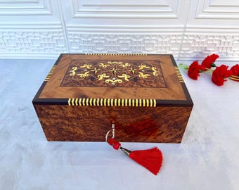 Thuya Burlの木製ジュエリーボックス：手作りの鍵付きチェスト - Etsy 日本