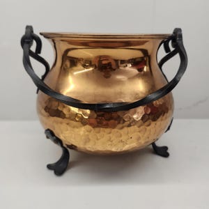 VTG hammered copper footed cauldron pot w/black iron handle & 3 scrolled legs