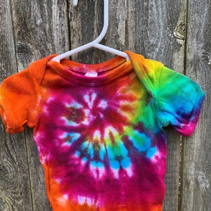 Tie Dyed Sunshine Rainbow Spiral Hippie Short Sleeve Cotton Onesie In Stock and READY TO SHIP zdjęcie 1