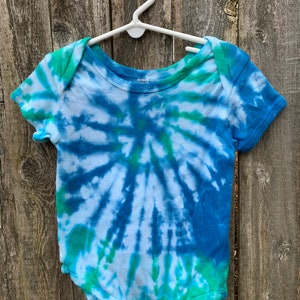 Tie Dyed Cerulean Blue et Irish Green Spider Web Short Sleeve Onesie En stock et PRÊT À EXPÉDIER image 1