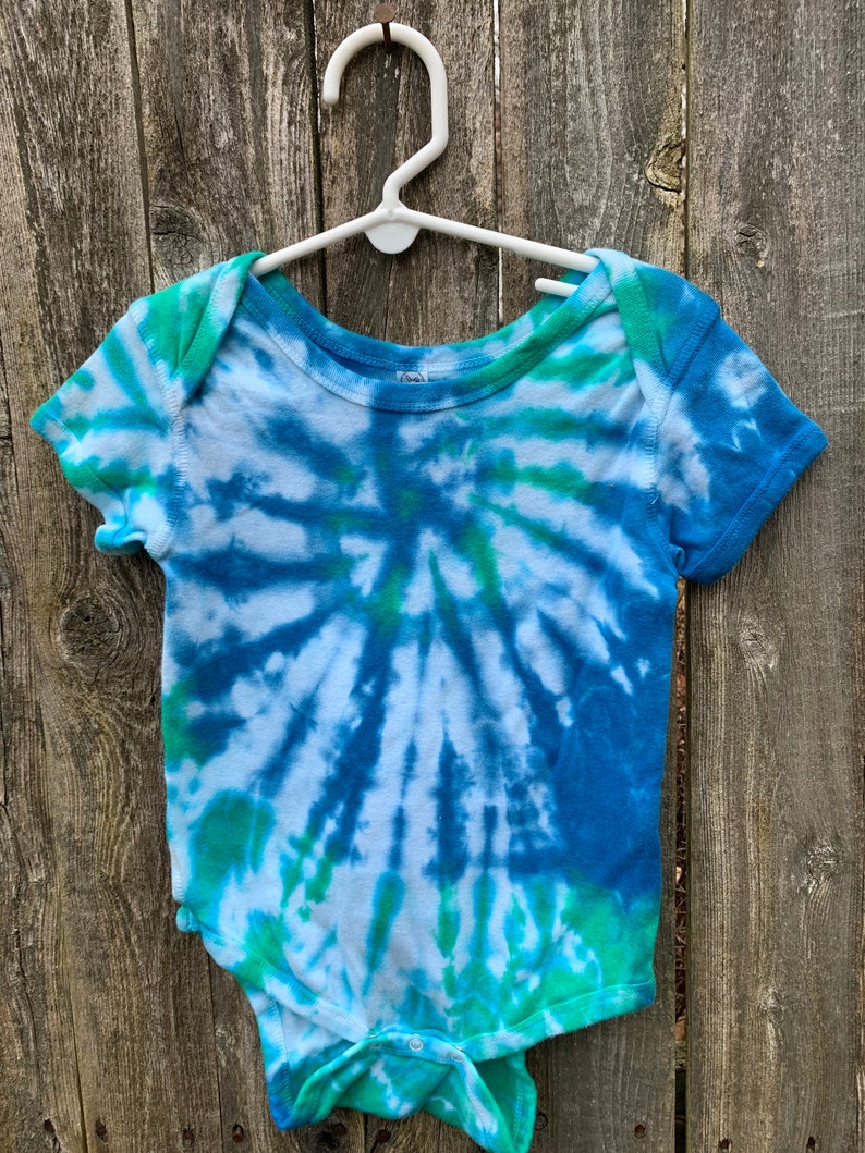 Tie Dyed Cerulean Blue et Irish Green Spider Web Short Sleeve Onesie En stock et PRÊT À EXPÉDIER image 1