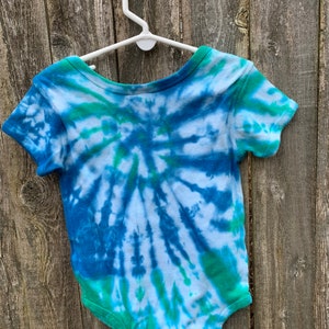 Tie Dyed Cerulean Blue et Irish Green Spider Web Short Sleeve Onesie En stock et PRÊT À EXPÉDIER image 2