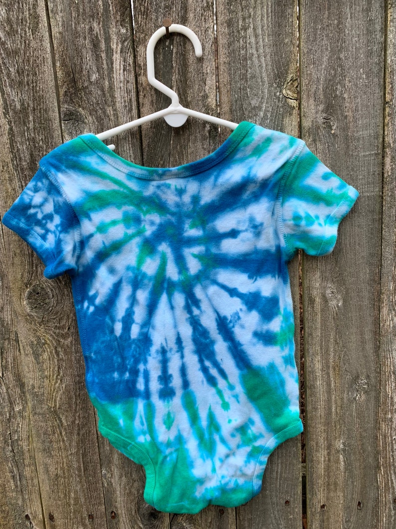 Tie Dyed Cerulean Blue et Irish Green Spider Web Short Sleeve Onesie En stock et PRÊT À EXPÉDIER image 2