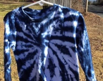 T-shirt en coton bleu indigo à manches longues et toile d'araignée teint par nœuds en stock et prêt à être expédié