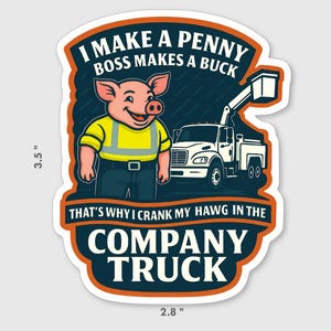 Puede incluir: Una pegatina con un cerdo de dibujos animados con una camisa amarilla y pantalones azules, junto a un camión de empresa blanco. La pegatina tiene el texto "I MAKE A PENNY BOSS MAKES A BUCK" y "THAT'S WHY I CRANK MY HAWG IN THE COMPANY TRUCK". La pegatina mide 8,9 cm por 7,1 cm.