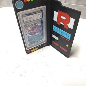 Supporto per carte da collezione ispirato a Pokédex per controller PS5, Xbox e Switch Pro, accessori unici ispirati a Pokemon, decorazioni da collezione e regali.