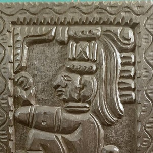 Vintage azteca maya mesoamericano Dios o sacerdote tallado a mano Placa figurativa de madera 14 &quot;x10&quot;