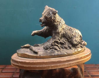 Galleria di sculture originali in bronzo di Tom O'Brien raffiguranti un orso grizzly che pesca il salmone.
