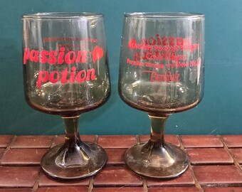 Vintage 1970er Jahre Paar Passion Potion Smokey Footed Brille Pocono Mountains Flitterwochen Swinger Ceasar&#39;s Pocono Resorts