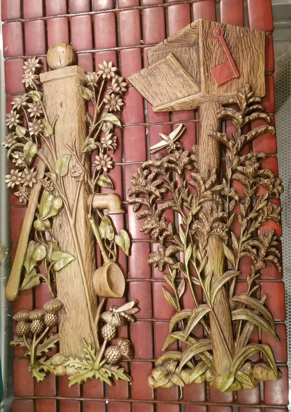 Vintage Mid Century Ländliche Land Briefkasten und Wasserpumpe Dreidimensional hängend Resin Wand Kunst Buche Produkte #3010 #0311 Cottage Core