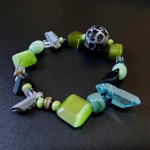 Upcycled Perlenarmband, Edelstein Hippie Boho Schmuck, aus recycelten Materialien hergestellt.