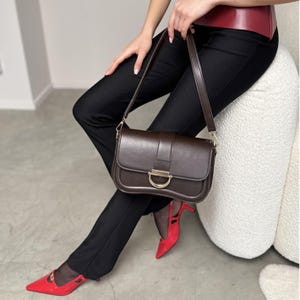 Bolso bandolera estructurado: elegante bolso de hombro de piel vegana, bolso de mano con cierre de solapa, bolso moderno para el día a día.