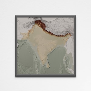 Puede incluir: Un mapa enmarcado de la India con un relieve topográfico que muestra el terreno variado del país, incluyendo el Himalaya, la meseta del Decán y las llanuras costeras.