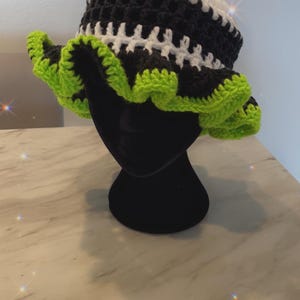 Cappello a balze all&#39;uncinetto BeetleJuice