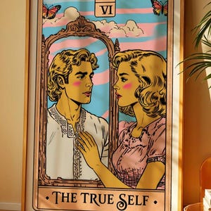 Könnte beinhalten: Gerahmter Tarotkarten-Kunstdruck mit einem Paar, das sich in einem Spiegel betrachtet. Das Kunstwerk hat eine Vintage-Ästhetik mit Pastellfarben, Schmetterlingen und dem Text "THE TRUE SELF". Die Karte ist mit der römischen Zahl "VI" gekennzeichnet.