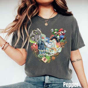 T-shirt Univers épique – T-shirt de dessin animé pour gamer avec Mario, Krokmou, Hibou et icônes fantastiques – Cadeau graphique vintage unisexe pour les amateurs de jeux vidéo