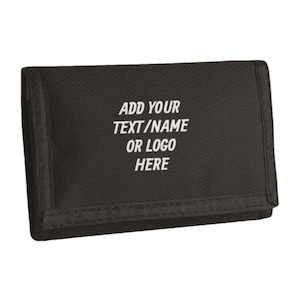 Puede incluir: Cartera negra de tres pliegues con el texto "ADD YOUR TEXT/NAME OR LOGO HERE" en blanco. La cartera está hecha de un material duradero y tiene un diseño simple y funcional. La cartera está cerrada.