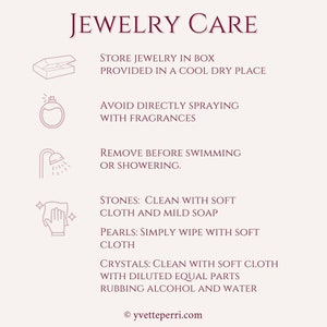 Puede incluir: Una gu&iacute;a de cuidado de joyas con instrucciones de texto. Aconseja guardar las joyas en una caja, evitar las fragancias, quit&aacute;rselas antes de nadar, limpiar las piedras con jab&oacute;n, limpiar las perlas y limpiar los cristales con alcohol y agua.