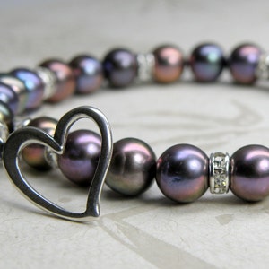 Lila Pfau Perlenarmband, klassisches schwarzes Perlenstrang Armband, Süßwasserperlen mit Strasssteinchen, Sterling Silber oder Gold Geschenk