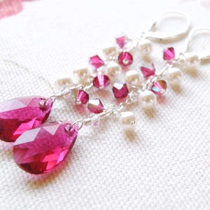 Lange robijnrode kroonluchteroorbellen, Swarovski-kristallen en parels, rode trouwoorbellen, gold filled, magenta en witte hangoorbellen