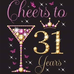 Può includere: Un designo celebrativo per i 31 anni, con un bicchiere da martini rosa e oro, una corona e il numero 31, tutti realizzati con strass scintillanti.