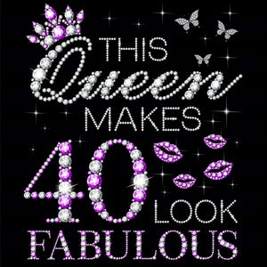 Op de afbeelding: Strasssteenontwerp met een kroon, de woorden "This Queen Makes 40 Look Fabulous" en roze en zilveren glitter.