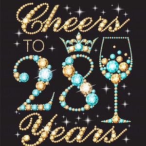 以下が含まれることがあります： 28周年おめでとう。ゴールドとブルーのラインストーン、王冠、ワイングラスをあしらったキラキラ輝くデザインです。