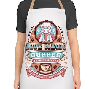 Könnte beinhalten: Weisse Schürze mit einem farbenfrohen "Blue Magic Coffee" Design. Das Design beinhaltet eine Kaffeetasse, eine Kochfigur und den Text "Quina's Recipe" und "Ou's Marsh Original". Die Schürze hat einen beigefarbenen Nackenriemen.