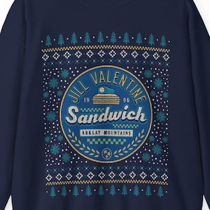 Könnte beinhalten: Marineblauer Pullover mit einem weihnachtlichen Design mit einem runden Logo, auf dem "Jill Valentine 1996 Sandwich Arklay Mountains" steht.