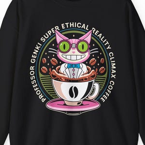 Op de afbeelding: Zwarte sweatshirt met een cartoonkat in een koffiekopje. Het ontwerp bevat de tekst "Professor Genki Super Ethical Reality Climax Coffee". De kat draagt een bril en een vlinderdas. Koffiebonen zweven rond de beker. Het ontwerp is in roze, wit, groen en bruin.